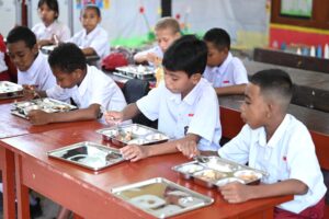 Indonesia’s Free Nutritious Meal programme was launched on 6 January 2025, with logistical support from the Indonesian armed forces. Image source: BPMI Setpres/Kris. Indonesia’s Free Nutritious Meal programme was launched on 6 January 2025, with logistical support from the Indonesian armed forces. Image source: BPMI Setpres/Kris.